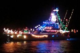 This party boat featured live music, in addition to lights.